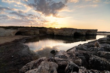 Cirica Körfezi'nde kayalıklarda yükselen güneş, Sicilya, İtalya