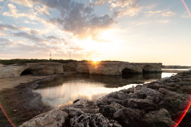Cirica Körfezi'nde kayalıklarda yükselen güneş, Sicilya, İtalya