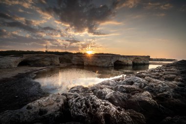 Cirica Körfezi'nde kayalıklarda yükselen güneş, Sicilya, İtalya
