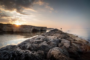 Cirica Körfezi'nde kayalıklarda yükselen güneş, Sicilya, İtalya