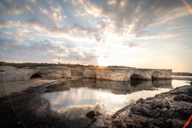 Cirica Körfezi'nde kayalıklarda yükselen güneş, Sicilya, İtalya