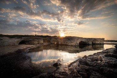 Cirica Körfezi'nde kayalıklarda yükselen güneş, Sicilya, İtalya