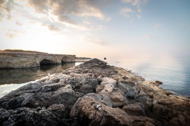 Cirica Körfezi'nde kayalıklarda yükselen güneş, Sicilya, İtalya