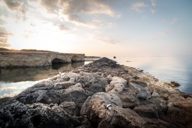 Cirica Körfezi'nde kayalıklarda yükselen güneş, Sicilya, İtalya