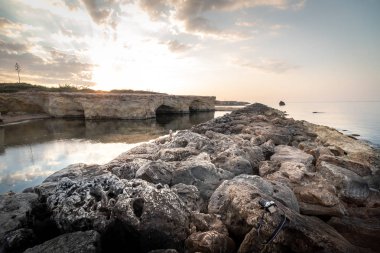 Cirica Körfezi'nde kayalıklarda yükselen güneş, Sicilya, İtalya