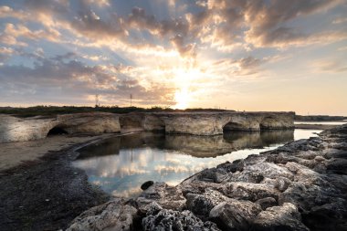 Cirica Körfezi'nde kayalıklarda yükselen güneş, Sicilya, İtalya