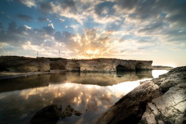 Cirica Körfezi'nde kayalıklarda yükselen güneş, Sicilya, İtalya