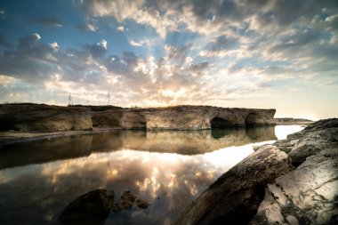 Cirica Körfezi'nde kayalıklarda yükselen güneş, Sicilya, İtalya
