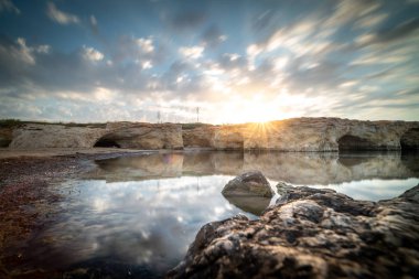 Cirica Körfezi'nde kayalıklarda yükselen güneş, Sicilya, İtalya
