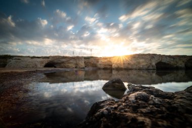 Cirica Körfezi'nde kayalıklarda yükselen güneş, Sicilya, İtalya