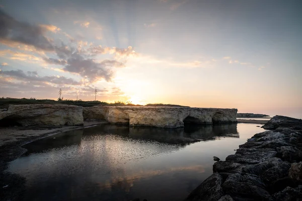 Cirica Körfezi'nde kayalıklarda yükselen güneş, Sicilya, İtalya