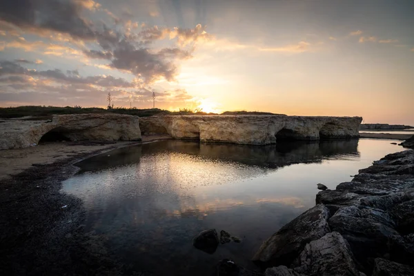 Cirica Körfezi'nde kayalıklarda yükselen güneş, Sicilya, İtalya