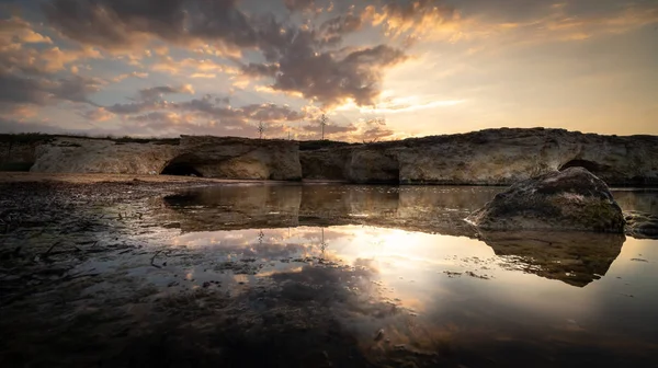 Cirica Körfezi'nde kayalıklarda yükselen güneş, Sicilya, İtalya