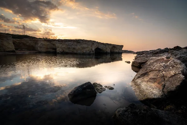 Cirica Körfezi'nde kayalıklarda yükselen güneş, Sicilya, İtalya