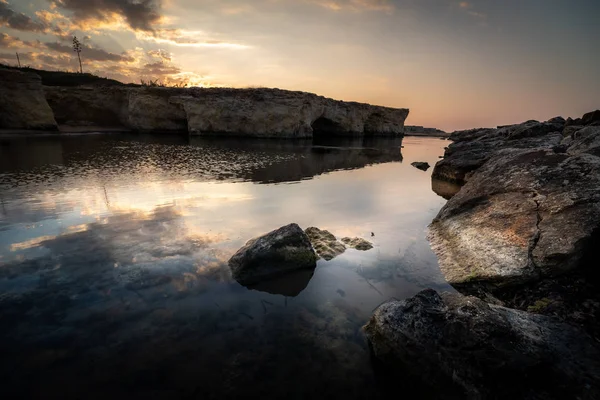 Cirica Körfezi'nde kayalıklarda yükselen güneş, Sicilya, İtalya
