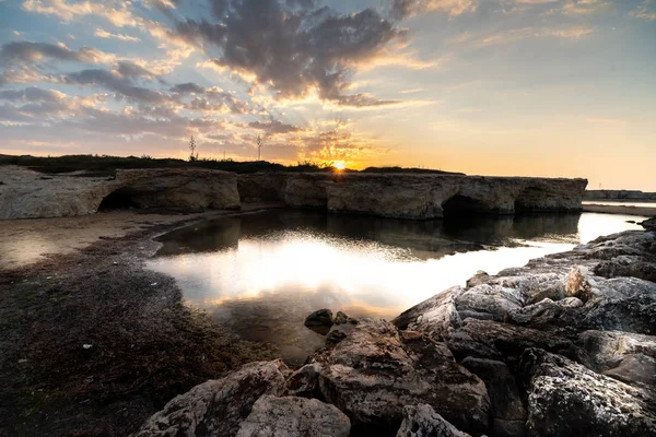 Cirica Körfezi'nde kayalıklarda yükselen güneş, Sicilya, İtalya