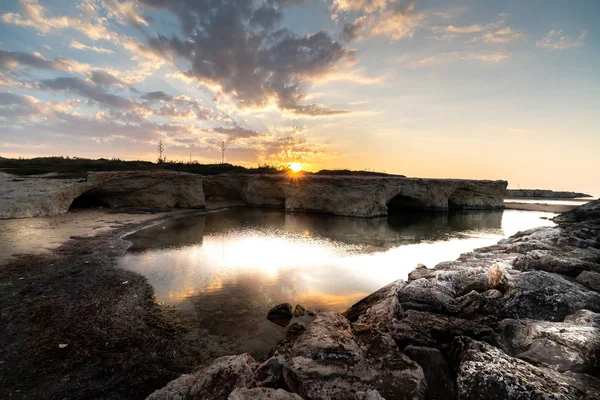 Cirica Körfezi'nde kayalıklarda yükselen güneş, Sicilya, İtalya