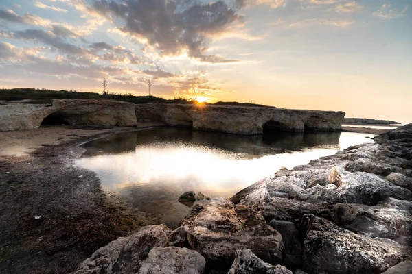 Cirica Körfezi'nde kayalıklarda yükselen güneş, Sicilya, İtalya