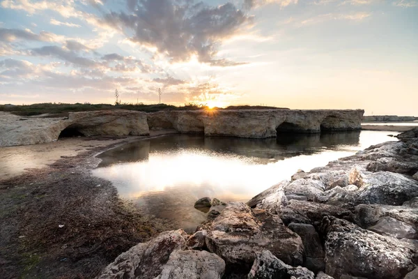 Cirica Körfezi'nde kayalıklarda yükselen güneş, Sicilya, İtalya