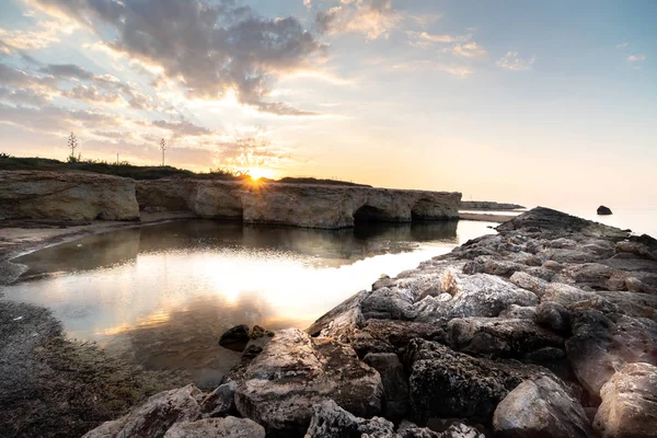 Cirica Körfezi'nde kayalıklarda yükselen güneş, Sicilya, İtalya