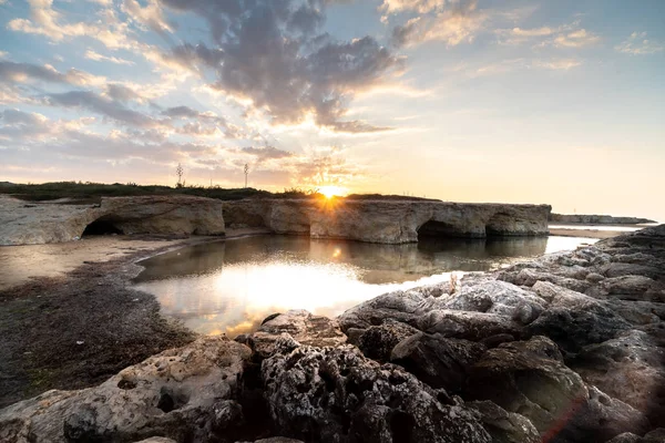 Cirica Körfezi'nde kayalıklarda yükselen güneş, Sicilya, İtalya