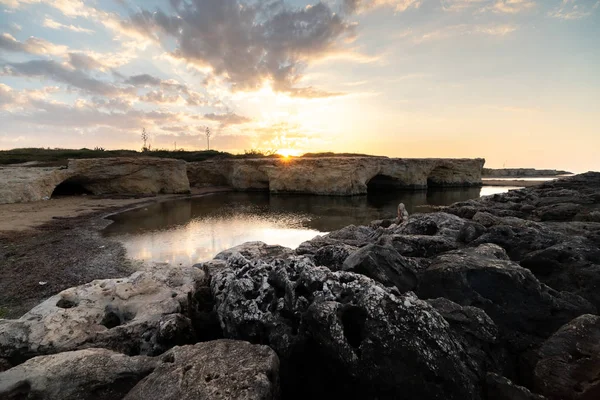 Slunce se zvedá na útesy Cirica Bay, Sicílie, Itálie — Stock fotografie