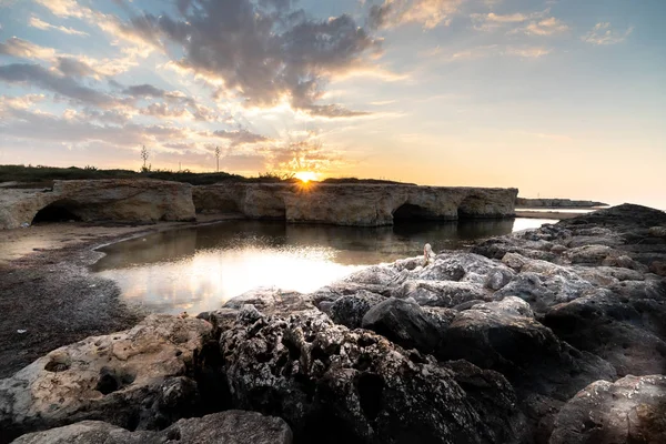 Cirica Körfezi'nde kayalıklarda yükselen güneş, Sicilya, İtalya