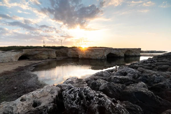 Cirica Körfezi'nde kayalıklarda yükselen güneş, Sicilya, İtalya