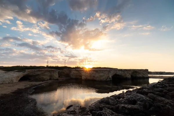 Cirica Körfezi'nde kayalıklarda yükselen güneş, Sicilya, İtalya