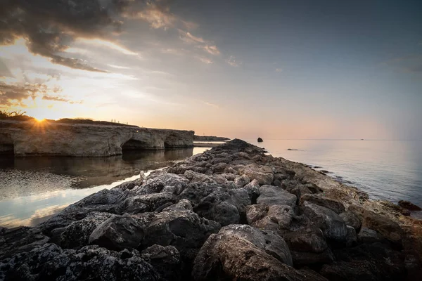 Cirica Körfezi'nde kayalıklarda yükselen güneş, Sicilya, İtalya