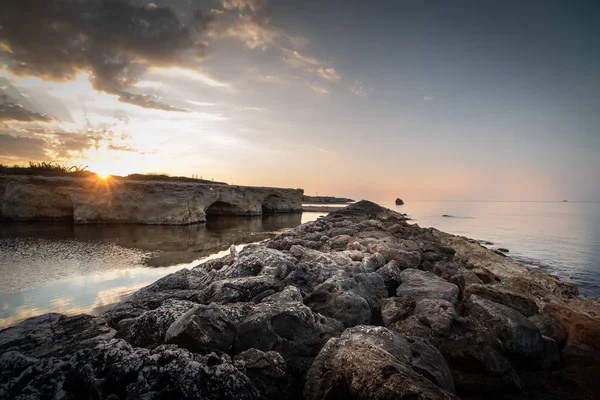 Cirica Körfezi'nde kayalıklarda yükselen güneş, Sicilya, İtalya