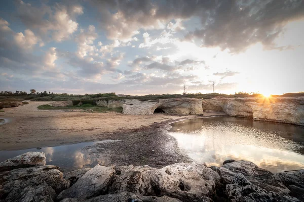 Cirica Körfezi'nde kayalıklarda yükselen güneş, Sicilya, İtalya