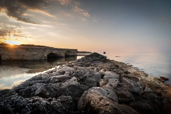 El sol saliendo de los acantilados en Cirica Bay, Sicilia, Italia — Foto de Stock