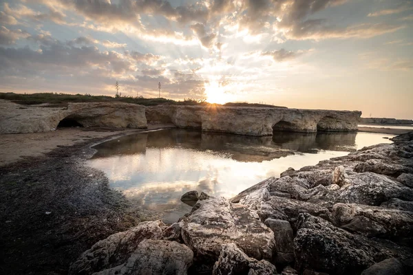 Cirica Körfezi'nde kayalıklarda yükselen güneş, Sicilya, İtalya