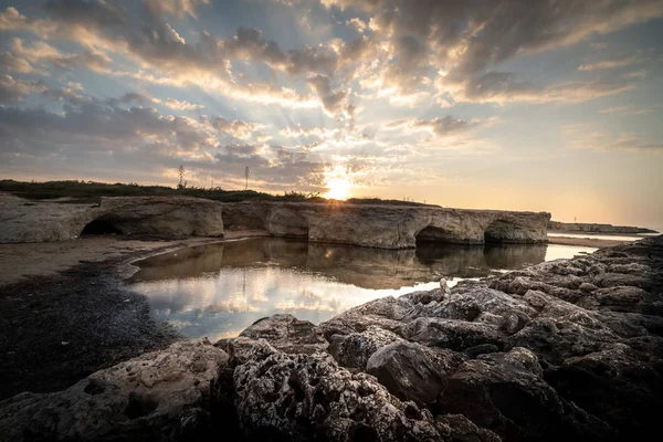 Cirica Körfezi'nde kayalıklarda yükselen güneş, Sicilya, İtalya