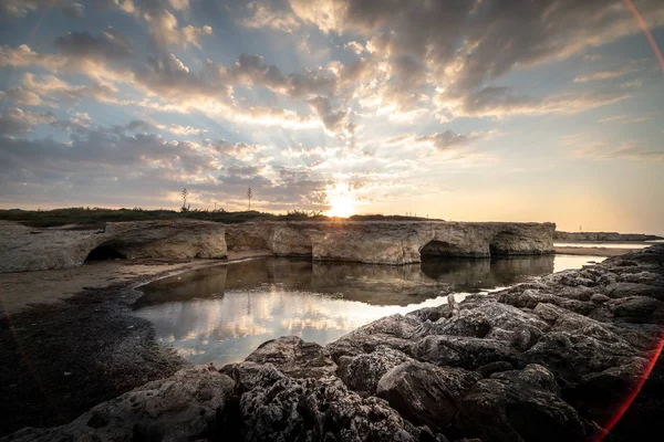 Cirica Körfezi'nde kayalıklarda yükselen güneş, Sicilya, İtalya