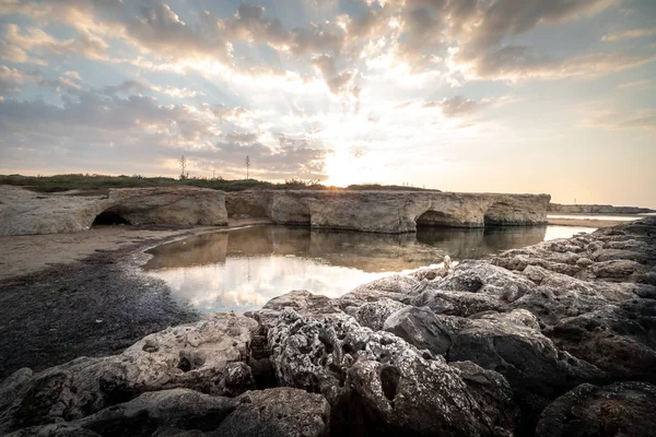 Cirica Körfezi'nde kayalıklarda yükselen güneş, Sicilya, İtalya