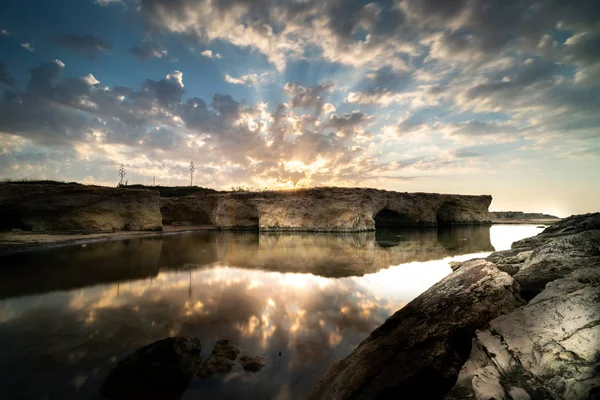 Cirica Körfezi'nde kayalıklarda yükselen güneş, Sicilya, İtalya