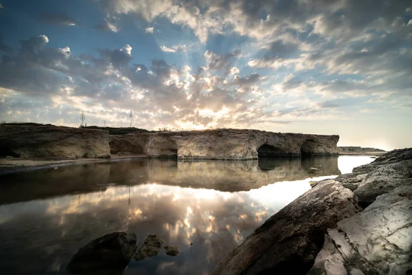 Cirica Körfezi'nde kayalıklarda yükselen güneş, Sicilya, İtalya