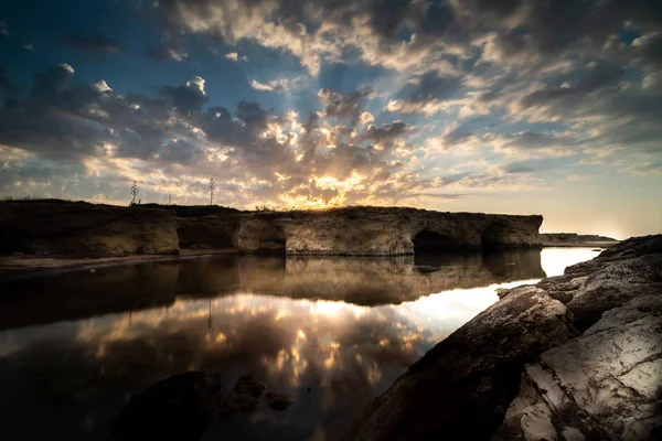 Cirica Körfezi'nde kayalıklarda yükselen güneş, Sicilya, İtalya