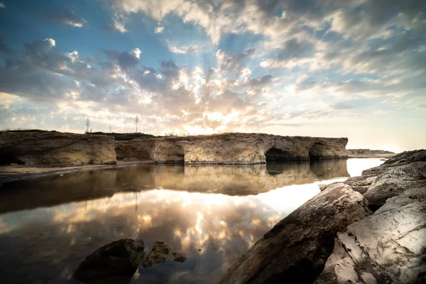 Cirica Körfezi'nde kayalıklarda yükselen güneş, Sicilya, İtalya