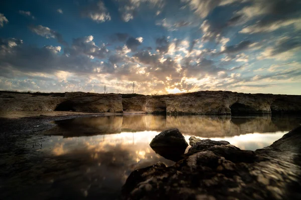 Cirica Körfezi'nde kayalıklarda yükselen güneş, Sicilya, İtalya