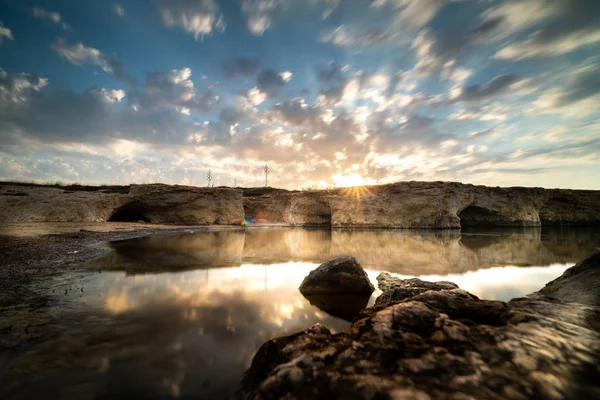 Cirica Körfezi'nde kayalıklarda yükselen güneş, Sicilya, İtalya