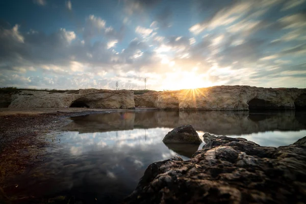 Cirica Körfezi'nde kayalıklarda yükselen güneş, Sicilya, İtalya