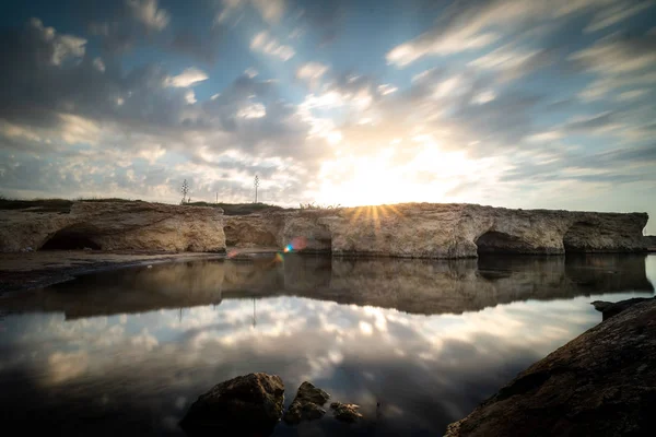 Cirica Körfezi'nde kayalıklarda yükselen güneş, Sicilya, İtalya