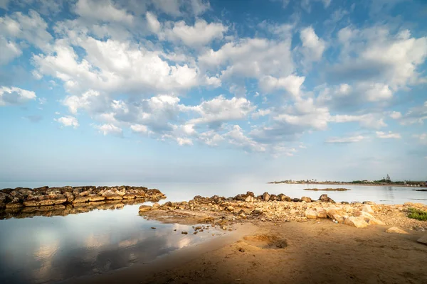 Vista al amanecer de la bahía de Cirica, Sicilia, Italia — Foto de Stock