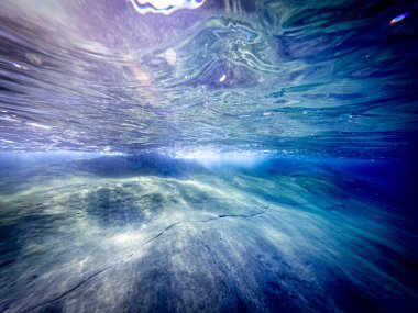 Deniz tabanının sualtı görünümü