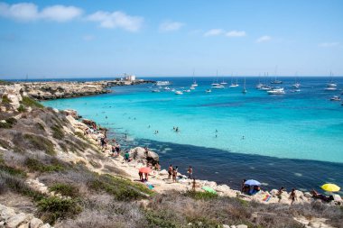 Turkuaz deniz manzarası, yaz tatili konsepti 