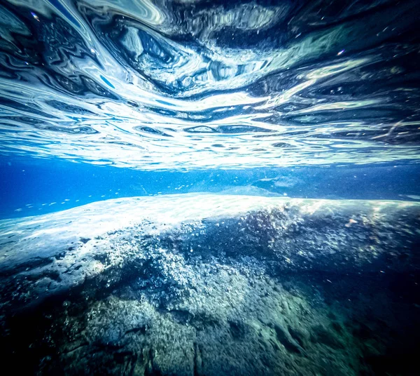 Deniz tabanının sualtı görünümü