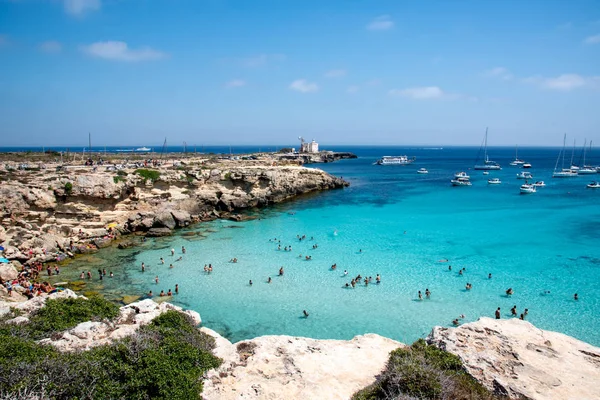 Turkuaz deniz manzarası, yaz tatili konsepti 